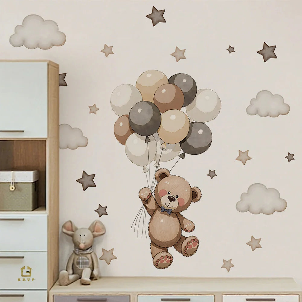 Autocollants muraux d'ours en peluche adorables avec un ours marron, des nuages et des étoiles sur un mur clair.