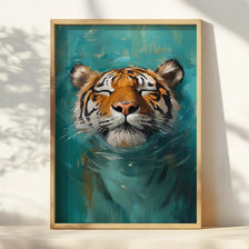 Peinture du visage d'un tigre immergé dans de l'eau turquoise, avec détails de fourrure et de rayures.
