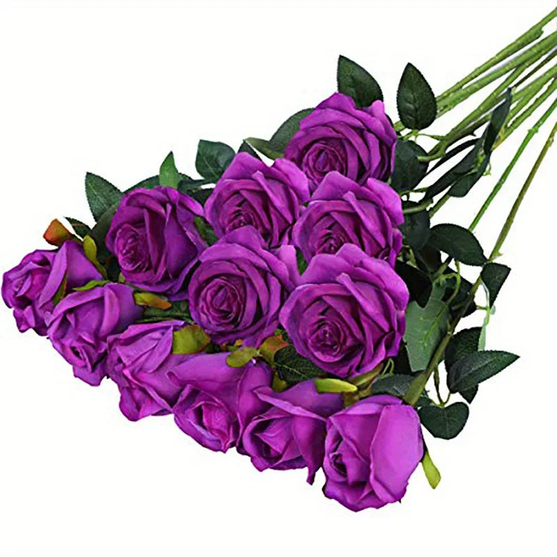 Un ramo de rosas artificiales de seda moradas profundas con hojas verdes.