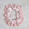 Porte-cartes en dentelle rose décorée d'un nœud de ruban satiné et d'un charm