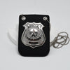 Porta credencial de cuero negro con placa policial plateada y cadena adjunta.