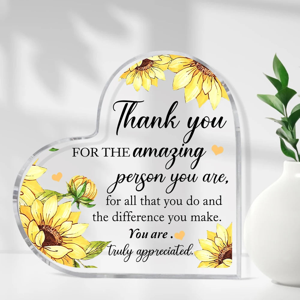 Plaque acrylique en forme de cœur avec un motif floral et le texte Merci pour la personne incroyable que tu es.