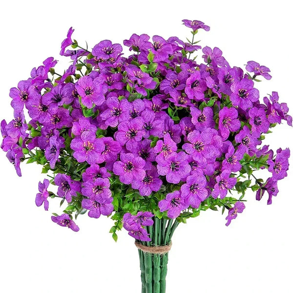 Un bouquet de fleurs artificielles violettes vibrantes arrangées sur une tige verte.