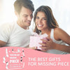 Un couple souriant présente une boîte cadeau rose à la caméra.