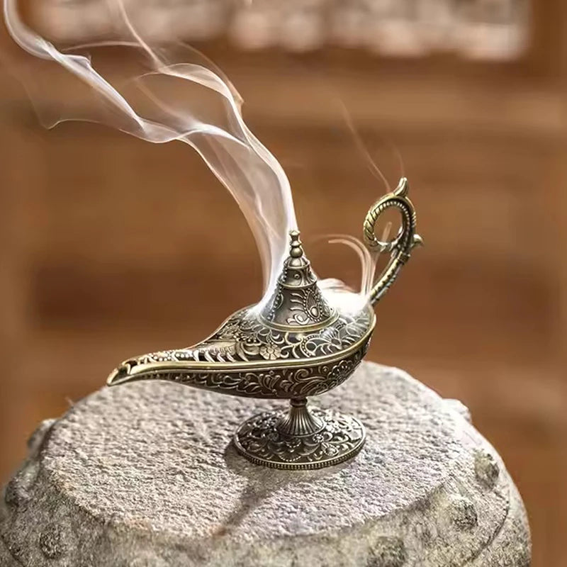 Plaque d'encens en métal de style antique avec de la fumée s'élevant sur une surface de pierre