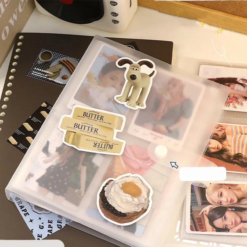 Álbum de fotos transparente mostrando recuerdos y fotos, incluyendo una pegatina con forma de oso.