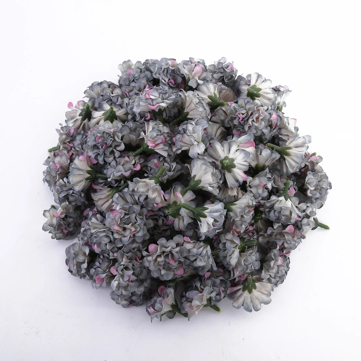Un amas dense de petites fleurs d'hydrangea artificielles dans des tons de gris et de violet poussiéreux.