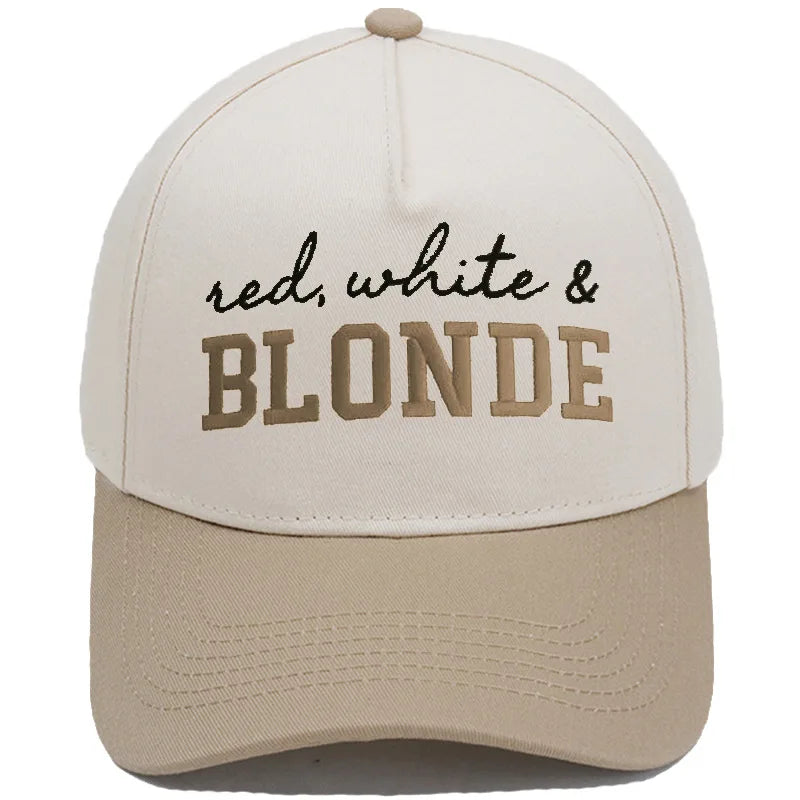 Casquette de baseball beige brodée avec le texte rouge blanc et BLONDE sur le devant.