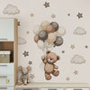 Autocollants muraux adorables de ours en peluche marron avec nuages et étoiles sur un mur clair.