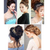 Photos rapprochées d'une femme modélisant des élastiques pour cheveux synthétiques et échevelés dans diverses coiffures et st