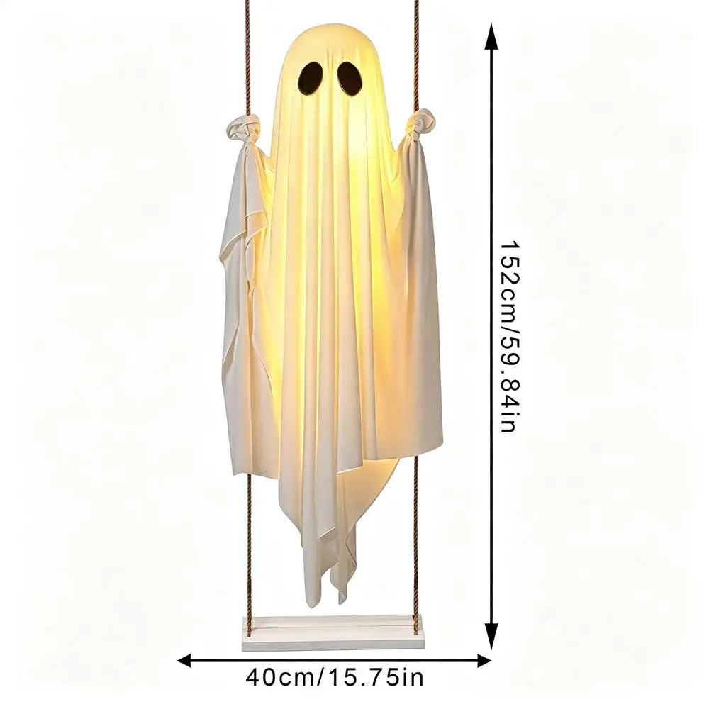 Décoration fantôme suspendue avec un corps en tissu blanc transparent et une lumière luminescente, suspendu par une corde.