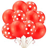 Un haz de globos de látex rojos con lunares atados para decoración de fiesta