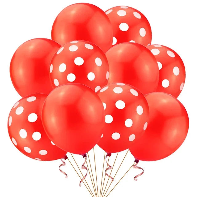 Un haz de globos de látex rojos con lunares atados para decoración de fiesta