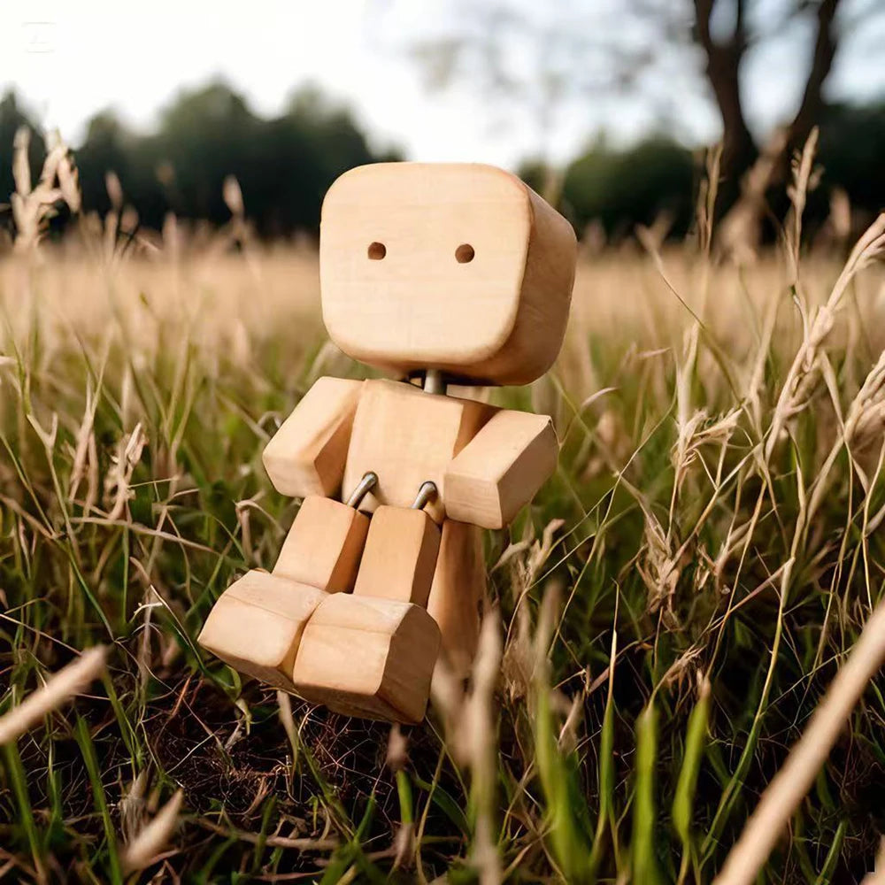 Figurine décorative en bois artisanal et tremblante, debout dans l'herbe sèche.