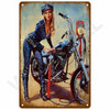 Vintage-Metallwandtafel mit Frau in Leder und Jeans, die mit einem Motorrad posiert.