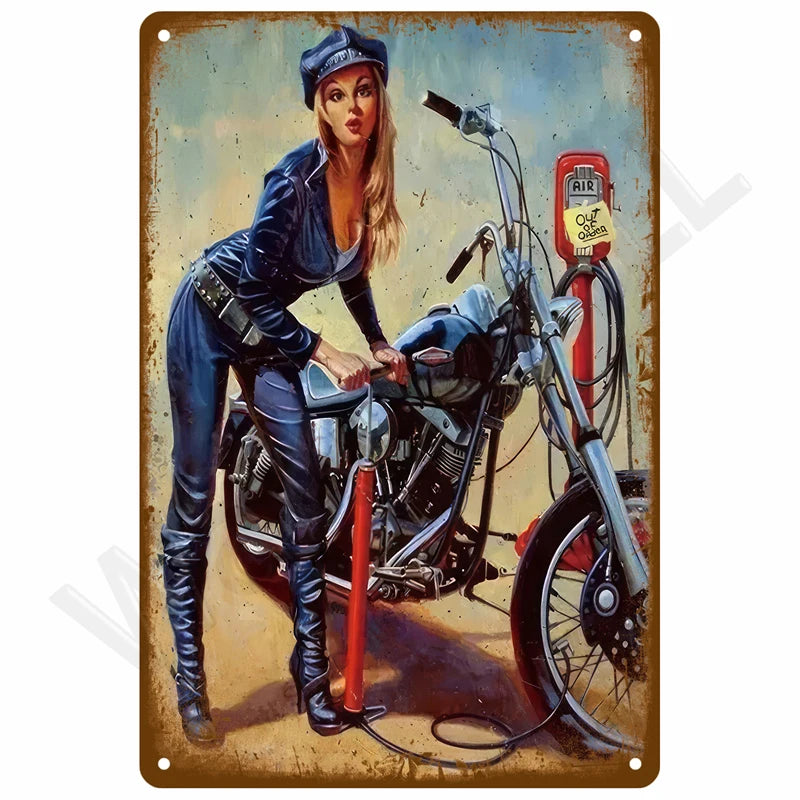 Vintage-Metallwandtafel mit Frau in Leder und Jeans, die mit einem Motorrad posiert.