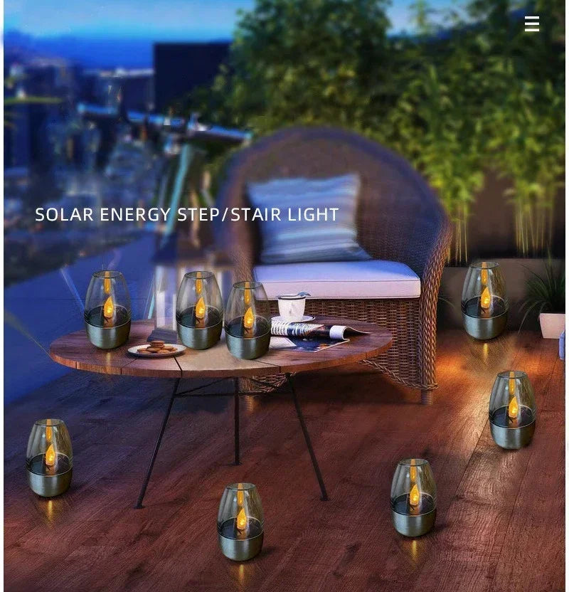 Ein Set solarer LED-Kerzen in Glasbehältern wird auf einem Holztisch im Freien präsentiert.