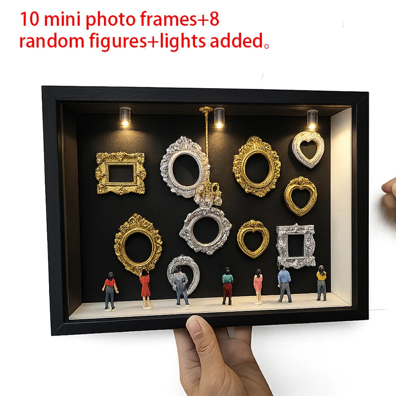 Schwarze Displaybox mit zehn Mini-Fotoframes, acht zufälligen Figuren und Lichtern.