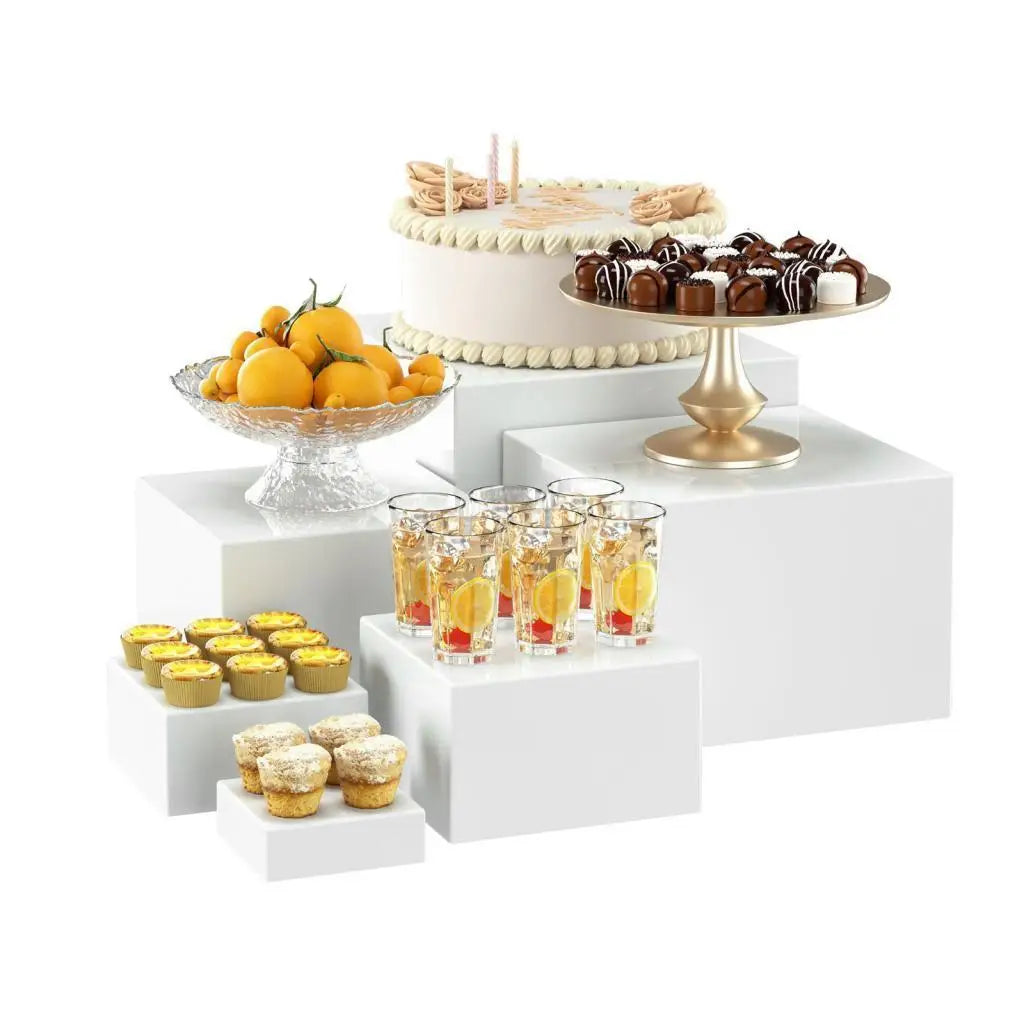 Présentation de desserts en acrylique blanc avec socles à macarons, truffes au chocolat et fruits