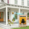 Panneau d'art mural français vintage avec un chat noir assis sur une chaise sur fond jaune.