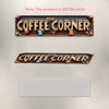 Zwei Vintage-Metallwandschilder im 2D-Stil mit dem Text „The Coffee Corner“ und verschiedenen Kaffeethemen.