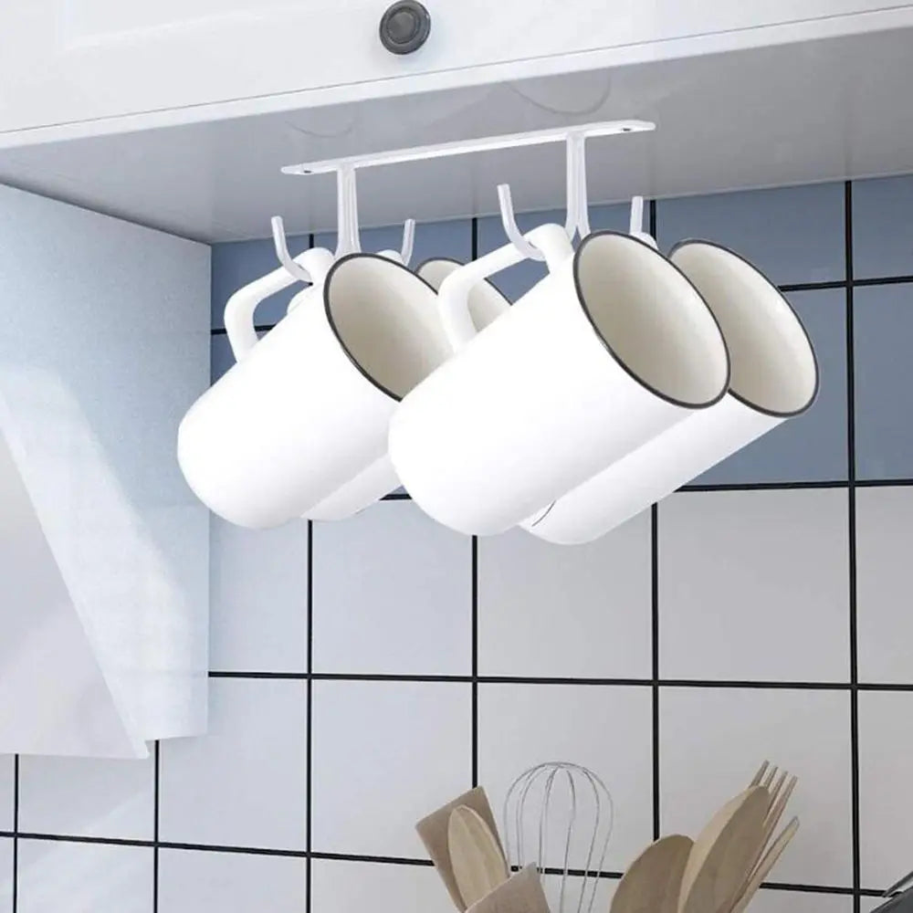 Étagère pour essuyer des tasses sous un meuble blanc avec plusieurs tasses suspendues à une barre métallique sur un mur carre