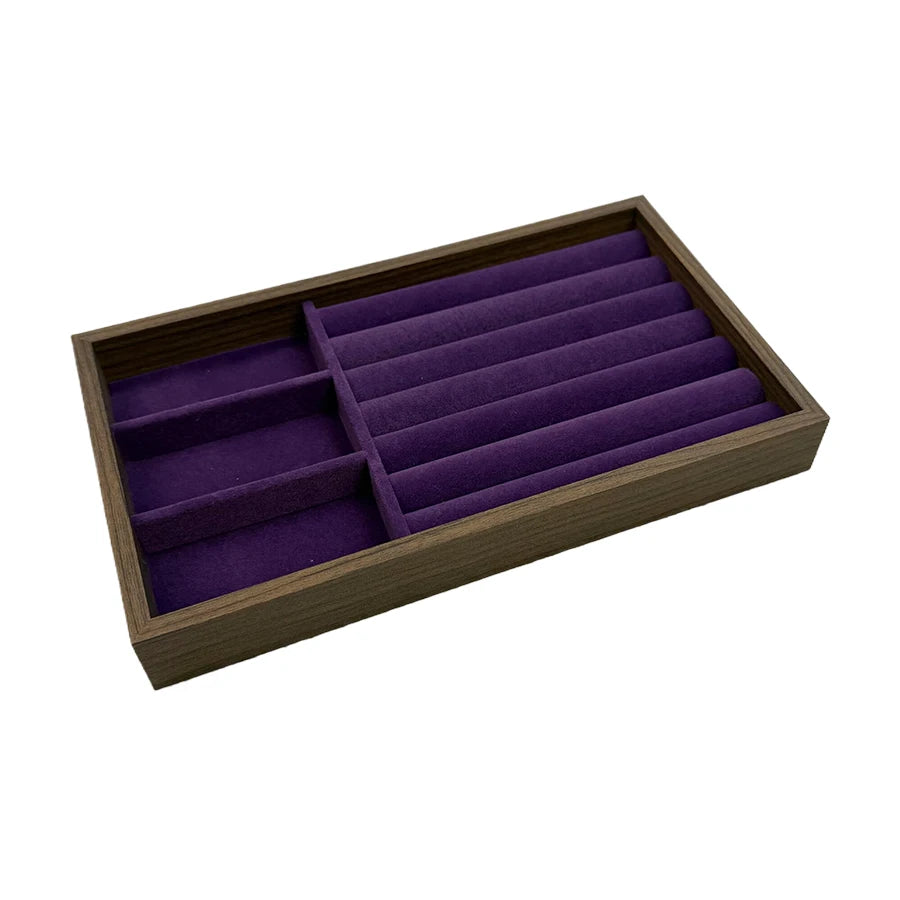 Boîte de rangement pour bijoux en bois rectangulaire avec des séparateurs en velours violet et une structure en bois foncé.