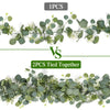 Une branche de guirlande d'eucalyptus artificielle avec des feuilles vertes et de petites fleurs blanches.