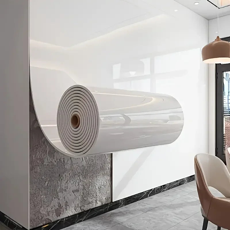 Un rouleau d'autocollants muraux en marbre faux blanc 3D monté sur un mur dans un intérieur moderne.