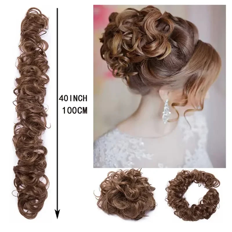 Cheveux d'une femme coiffés en chignon élégant avec des boucles lâches et un élastique synthétique en tissu.