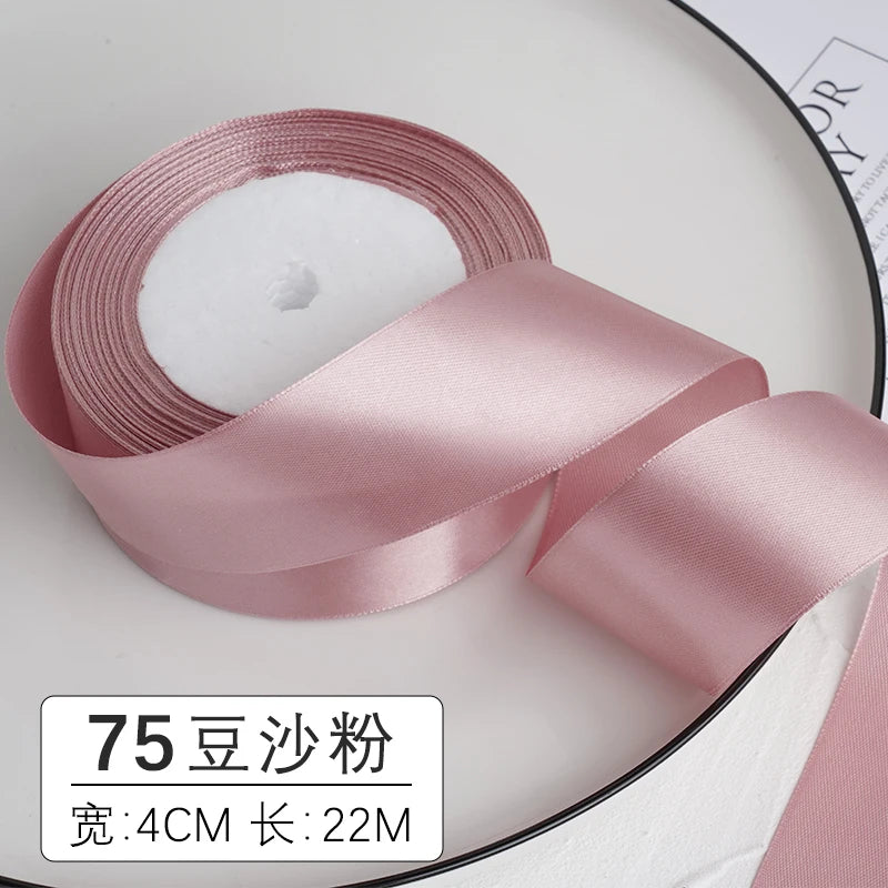 Ruban décoratif satin rose, enroulé, largeur de 4 cm et longueur de 22 m