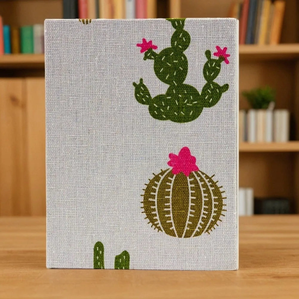 Quadratisches Leinen-Coverfotoalbum mit bestickten Kakteen in Grüntönen und Rosa.