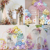 Elegante Metallbogenständer mit Pastellballons und Blumenarrangements als Party-Hintergrund