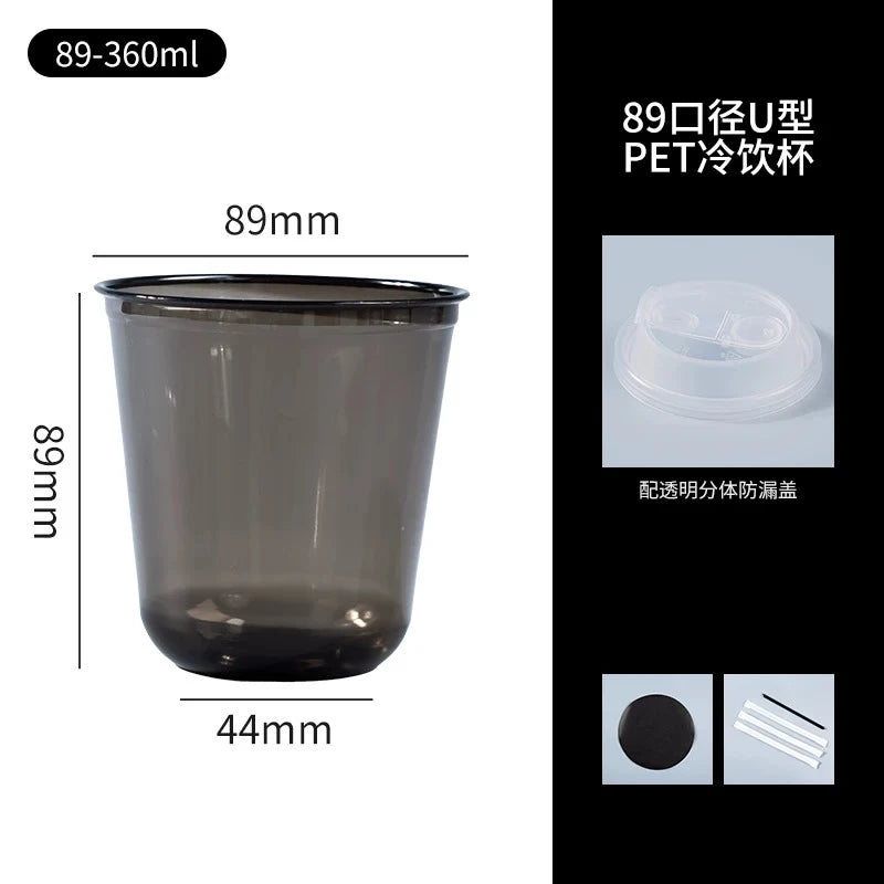 Transparenter PET-Einwegbecher mit 89mm Höhe und 44mm Durchmesser, gezeigt neben Deckel und schwarzem Scheibe.