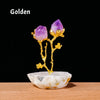 Décor en cristal doré avec des pierres d'améthyste violettes poussant d'une branche d'or sur une base d'agate blanche