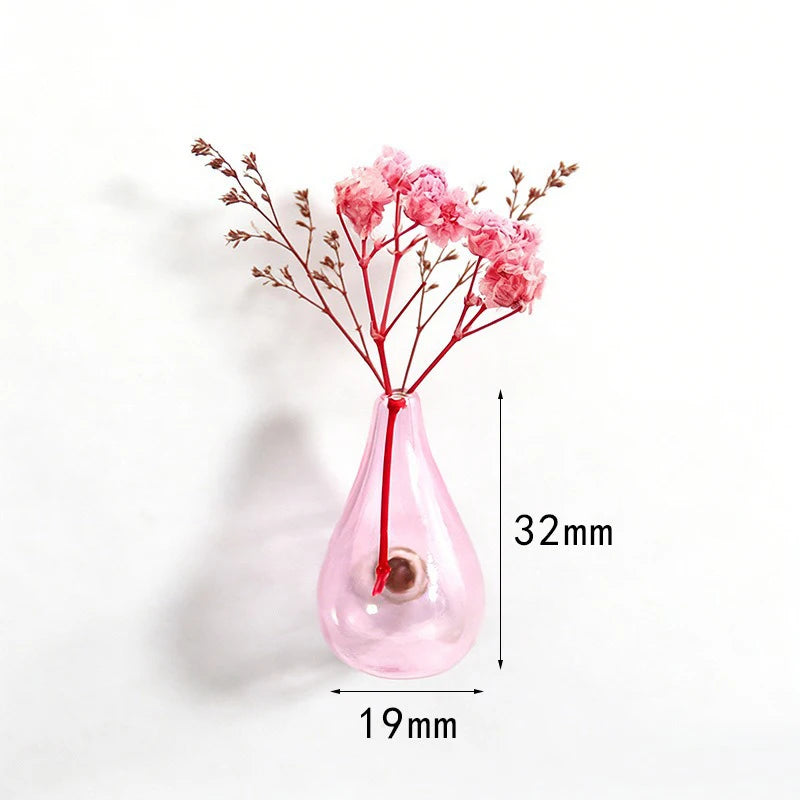 Rosa Glasflaschenvase mit getrockneten rosa Blumen und magnetischer Basis