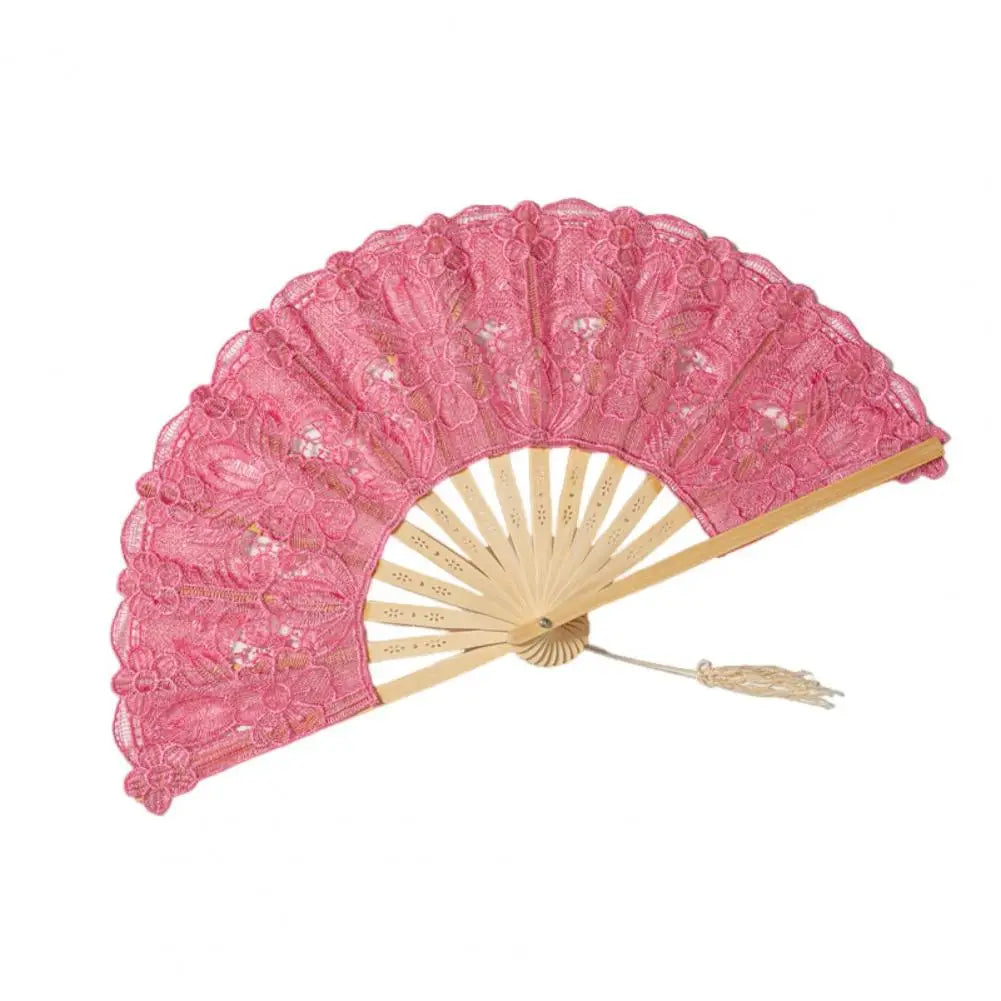 Abanico de mano plegable de encaje rosa con marco de madera y borla.