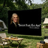 Bannière noire avec le portrait de Thomas Jefferson et le texte Shoot Fast Eat Ass