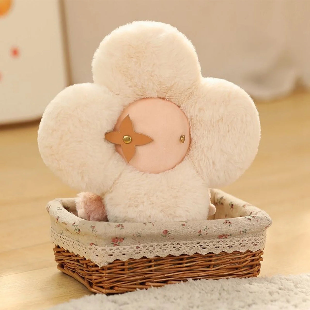 Flauschiger, cremefarbener Sonnenblumen-Plüsch liegt in einem geflochtenen Korb auf einer hellen Oberfläche.