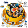 Un gâteau jaune décoré de figurines d'astronautes miniatures, de planètes spatiales et de formes de fusées.