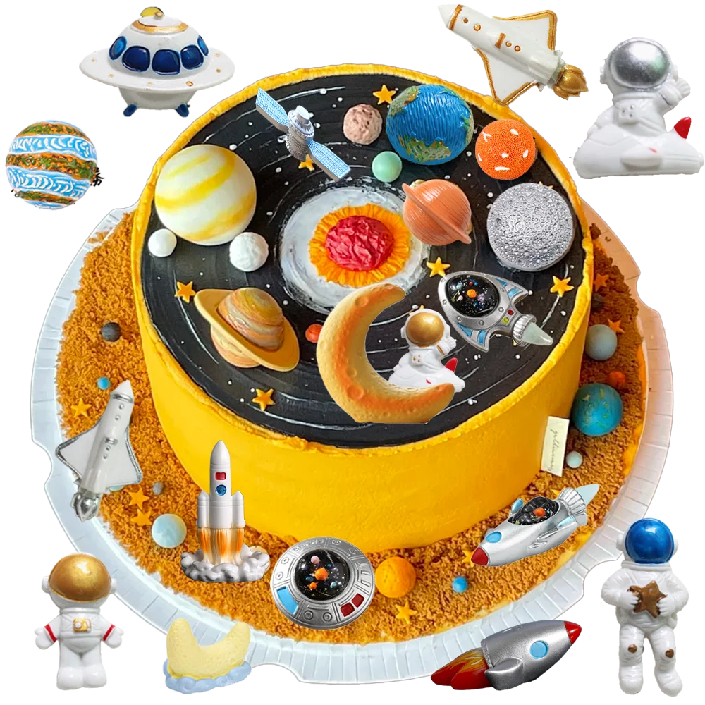 Un gâteau jaune décoré de figurines d'astronautes miniatures, de planètes spatiales et de formes de fusées.