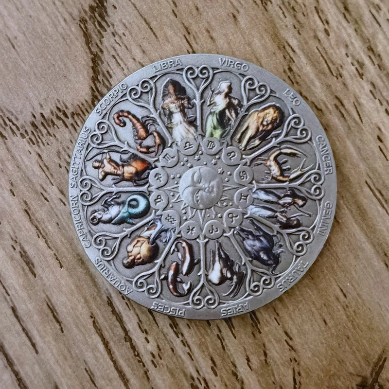 Une pièce commémorative avec une roue zodiaque rétro et douze constellations.