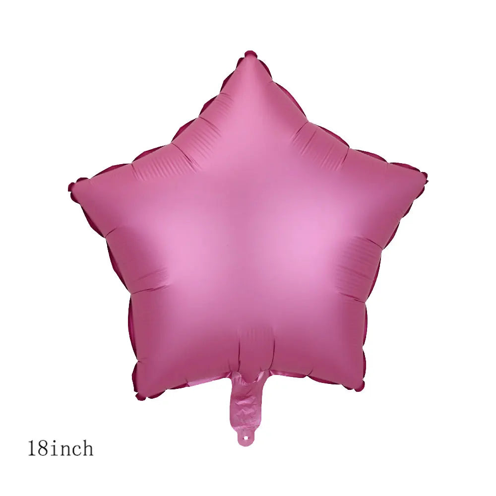 Un ballon en feuille rose, de grande taille et en forme d'étoile.