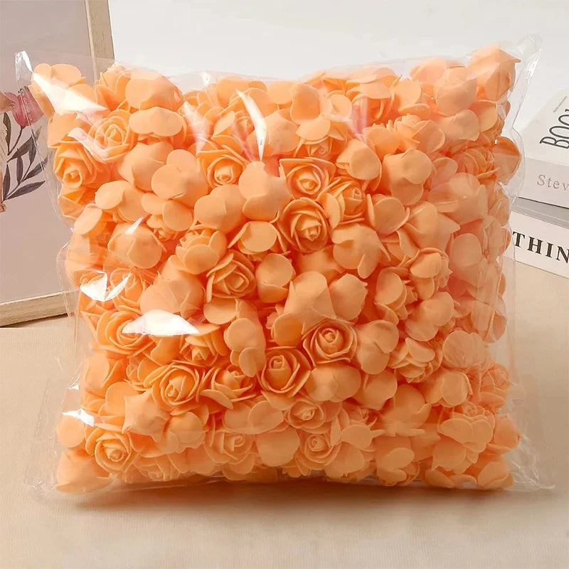 Una bolsa de decoraciones de espuma de rosas de color melocotón artificial.