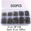 Boîte en plastique transparent contenant 500 hameçons en acier au carbone noir triés par taille, avec indication de la quanti