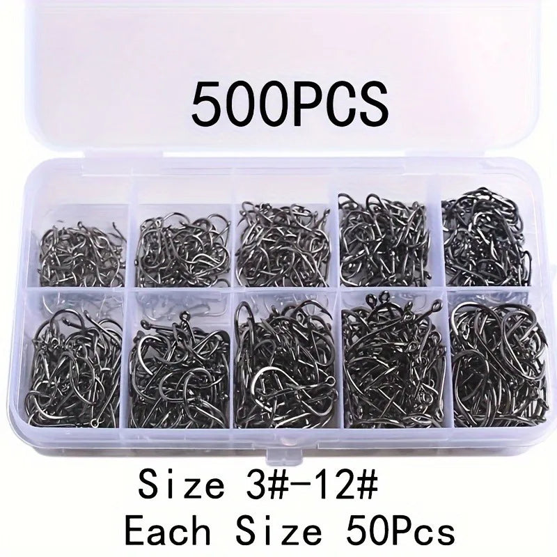 Boîte en plastique transparent contenant 500 hameçons en acier au carbone noir triés par taille, avec indication de la quanti