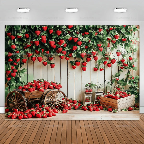 Fondo verde exuberante con fresas rojas y hojas para temática de fiesta de cumpleaños.