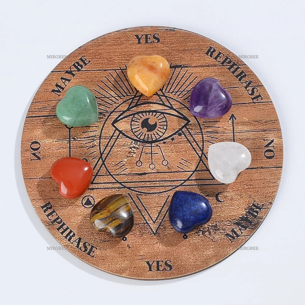 Un ensemble de neuf cristaux polis disposés autour d'un symbole d'œil sur un disque de divination en bois.