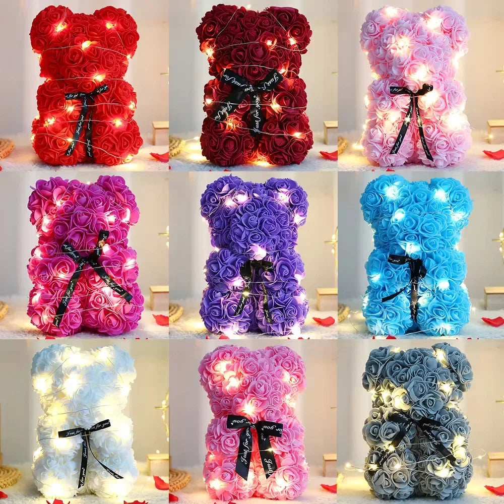Eine Sammlung von künstlichen Rosen-Teddybären in verschiedenen Farben, darunter rot, rosa, lila, blau und weiß.