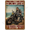 Vintage-Metallwandtafel mit Foto eines Mannes auf einem Motorrad und dem Text: 'Manchmal blicke ich zurück auf meine'